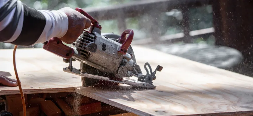 Cięcie deski piłą