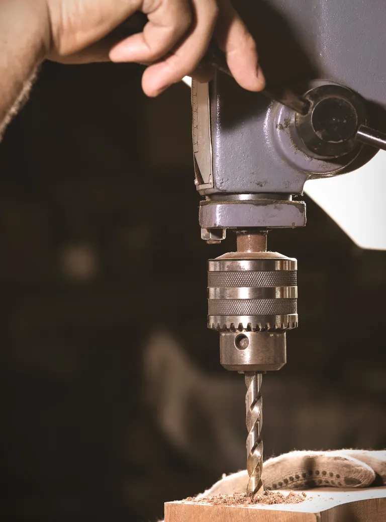 Wiercenie otworu w&nbsp;drewnie